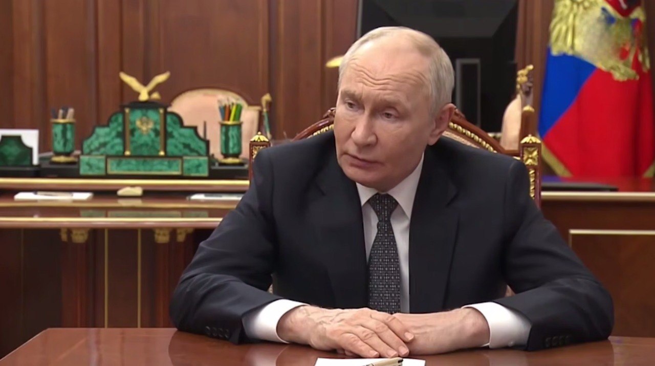 Владимир Путин выступает с трибуны с заявлением