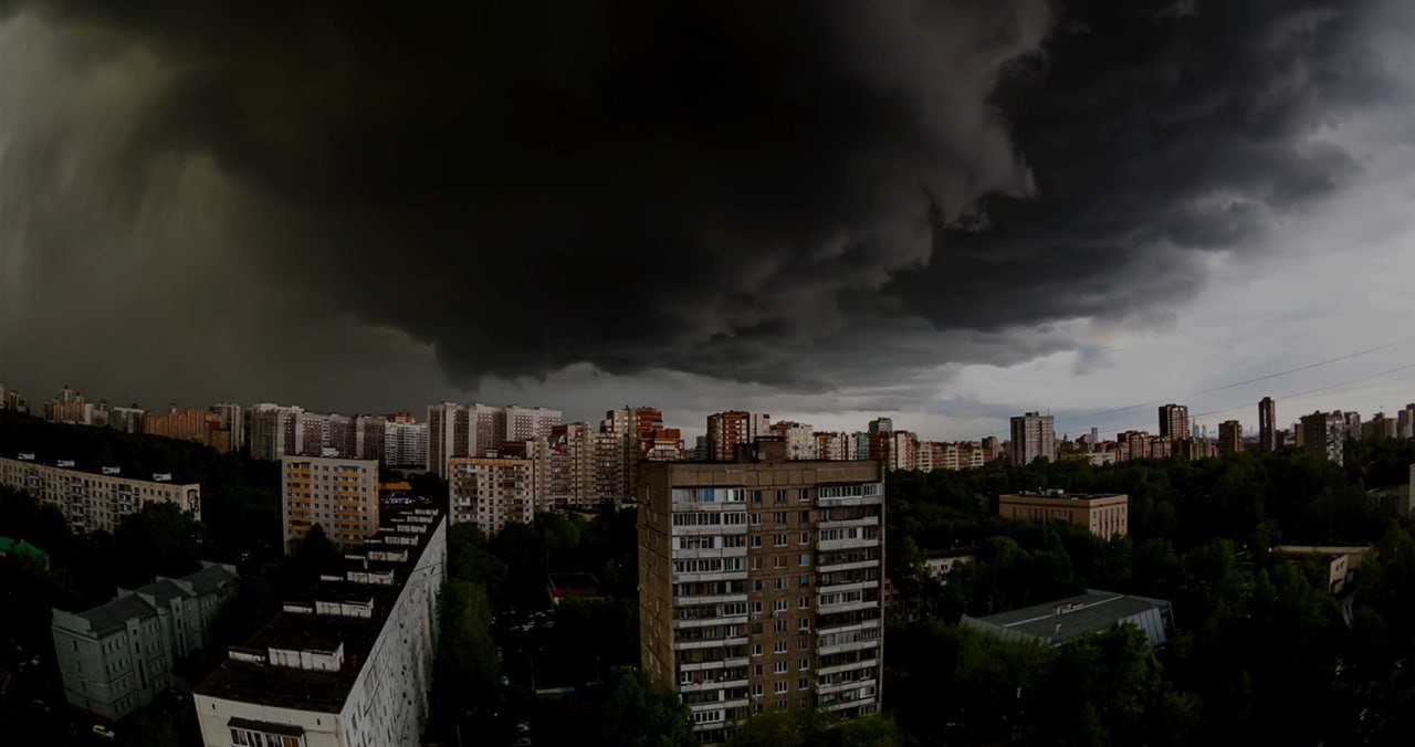 Мощный шторм накрывает Москву ливнем и градом