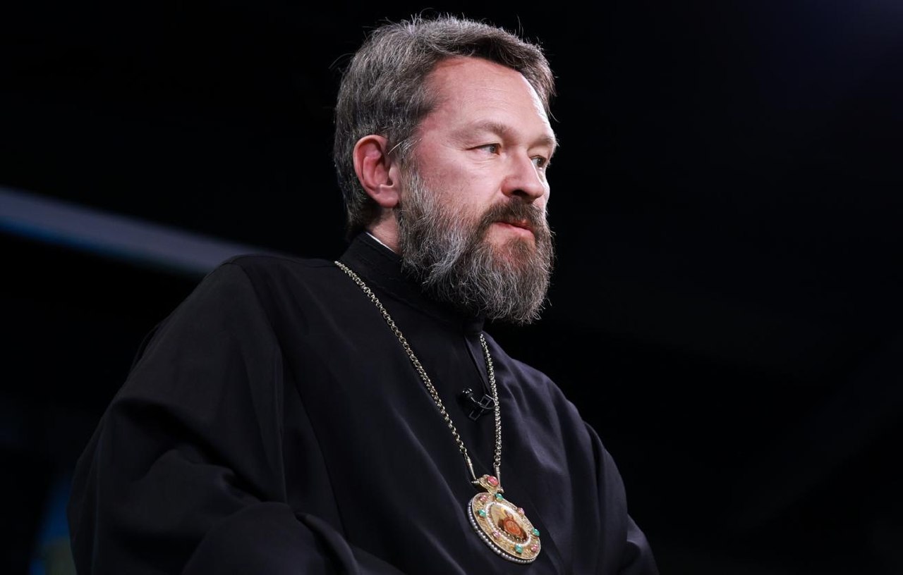 Патриарх Кирилл подписывает указ о переводе митрополита