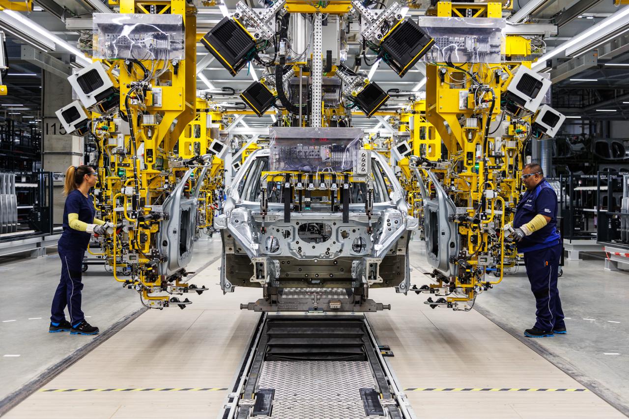 Логотип BMW на фоне заводского цеха