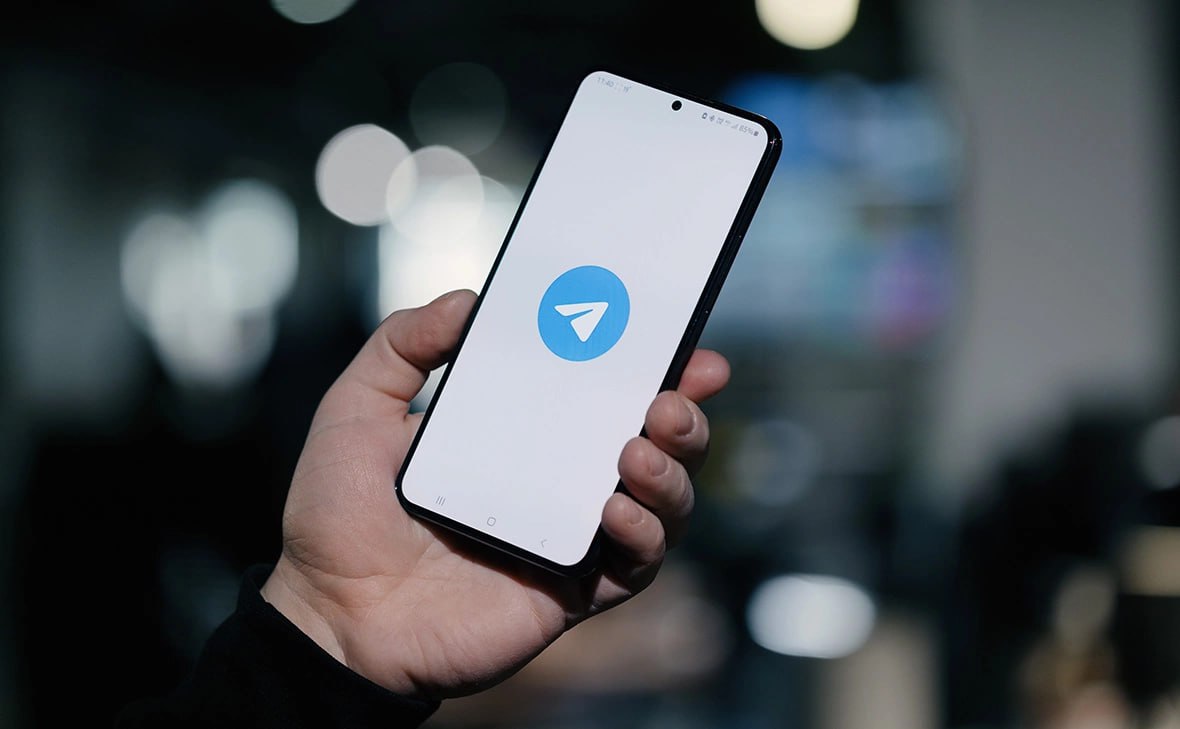 Человек использует Telegram на смартфоне
