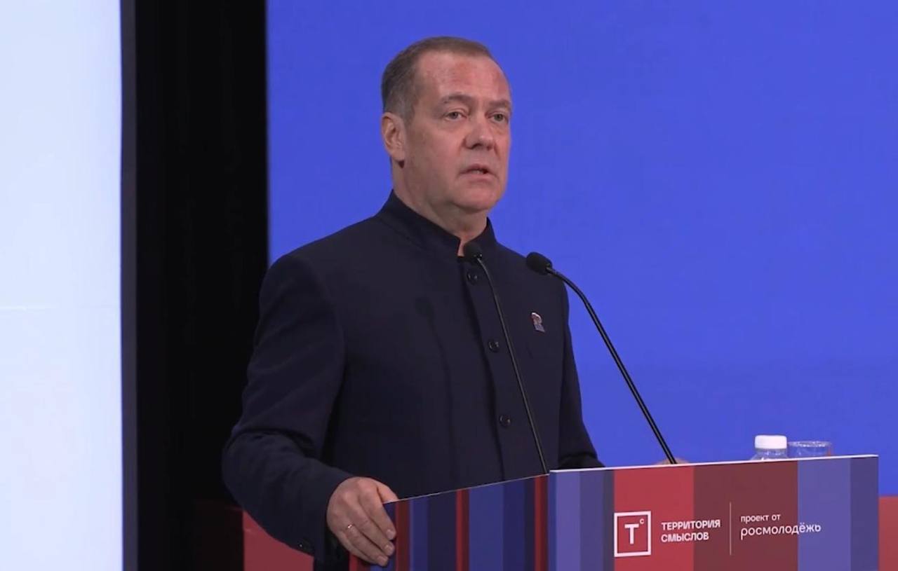 Дмитрий Медведев на заседании Совета безопасности