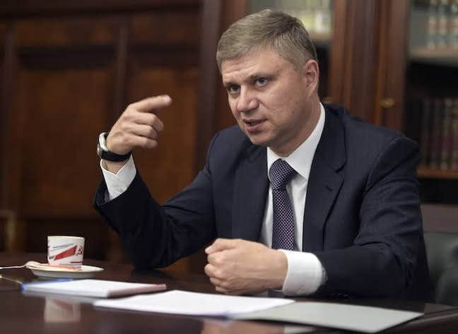 Логотип РЖД на фоне железнодорожных путей