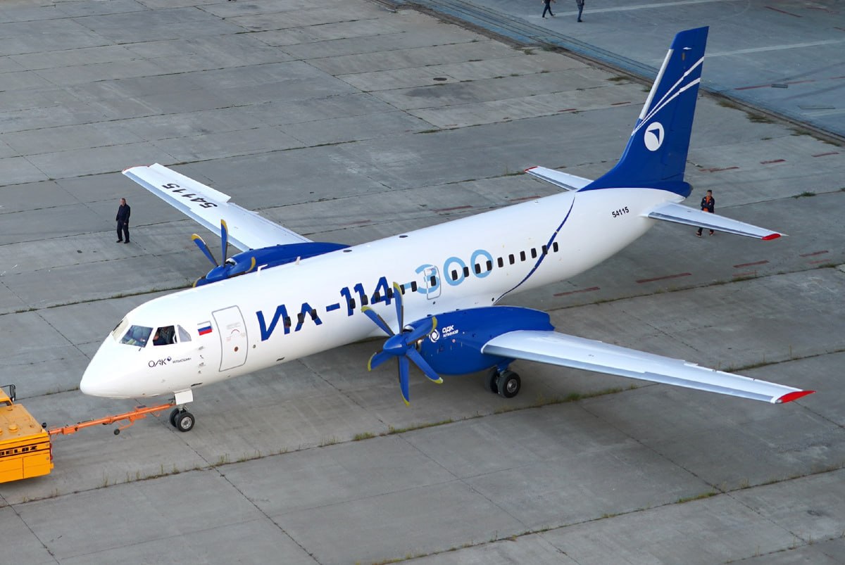 Ил-114-300 в небе над облаками