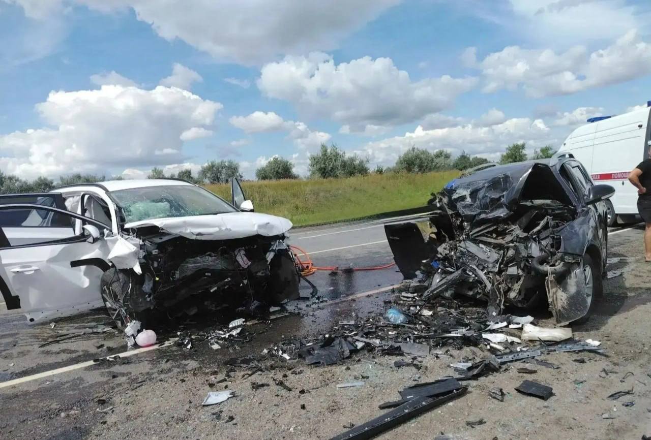 Последствия столкновения двух легковых автомобилей на трассе