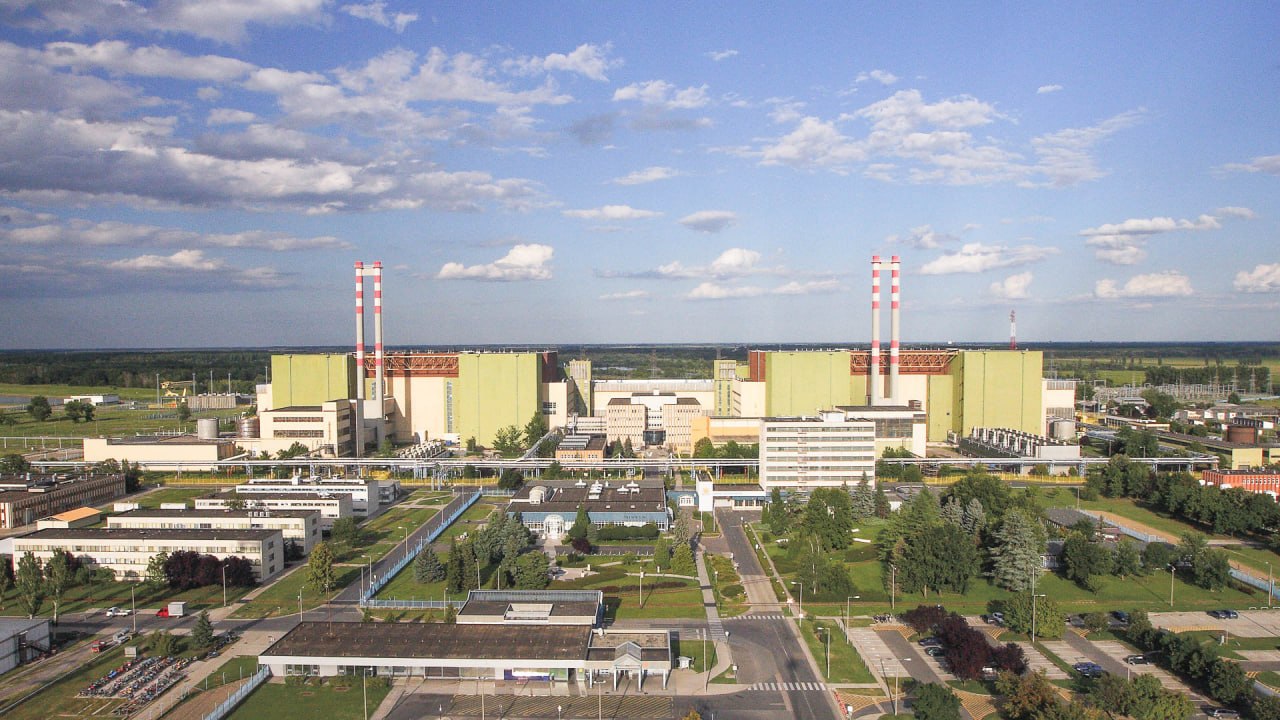 Атомная электростанция Пакш на берегу обмелевшего Дуная