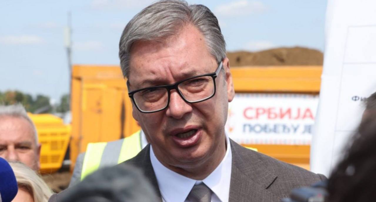 Река Дунай с обмелевшим руслом и судами на мели