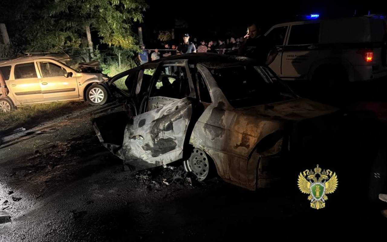 Спасатели тушат горящий автомобиль после ДТП