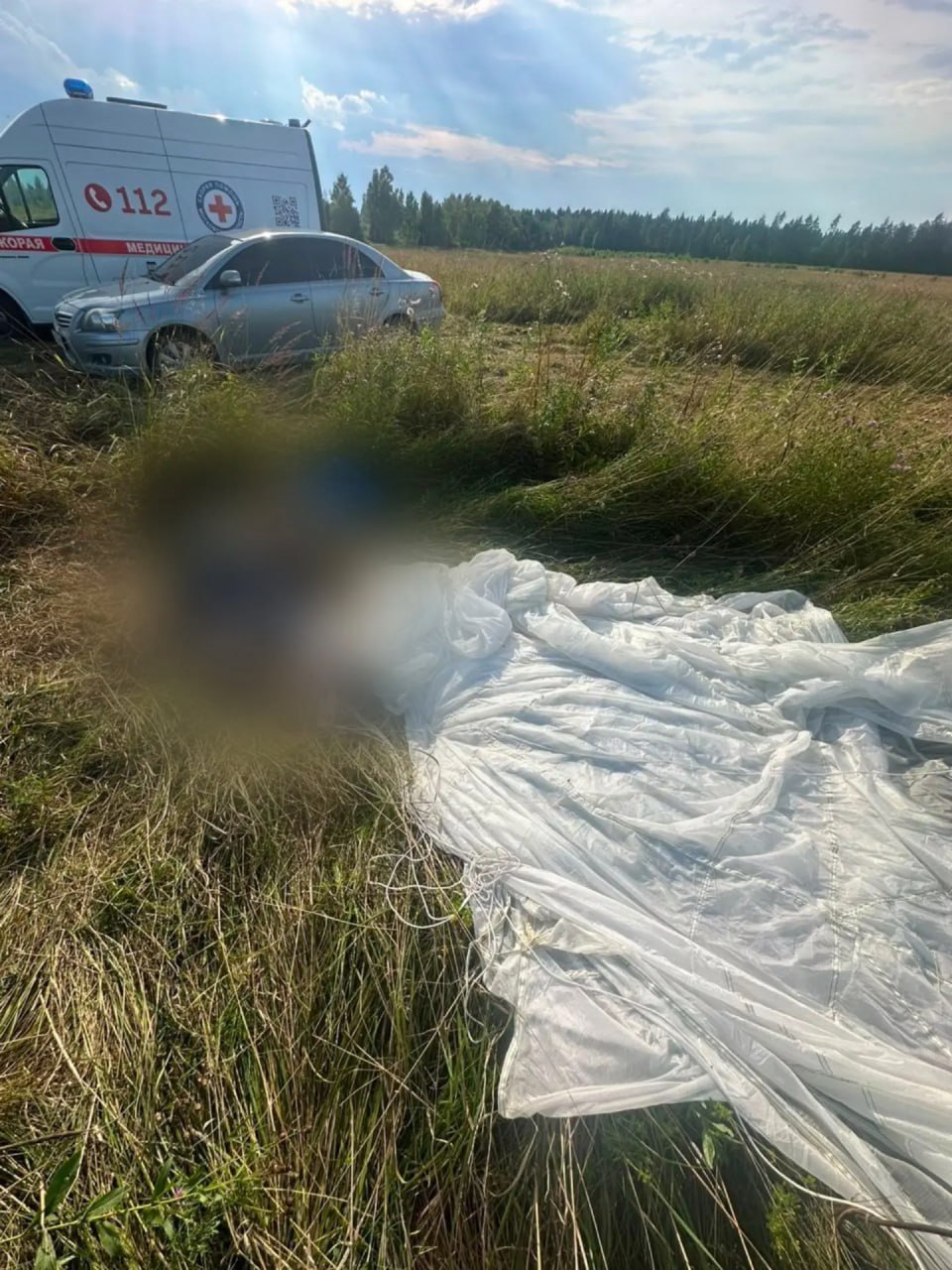 Ветеран ВДВ в форме перед прыжком с парашютом