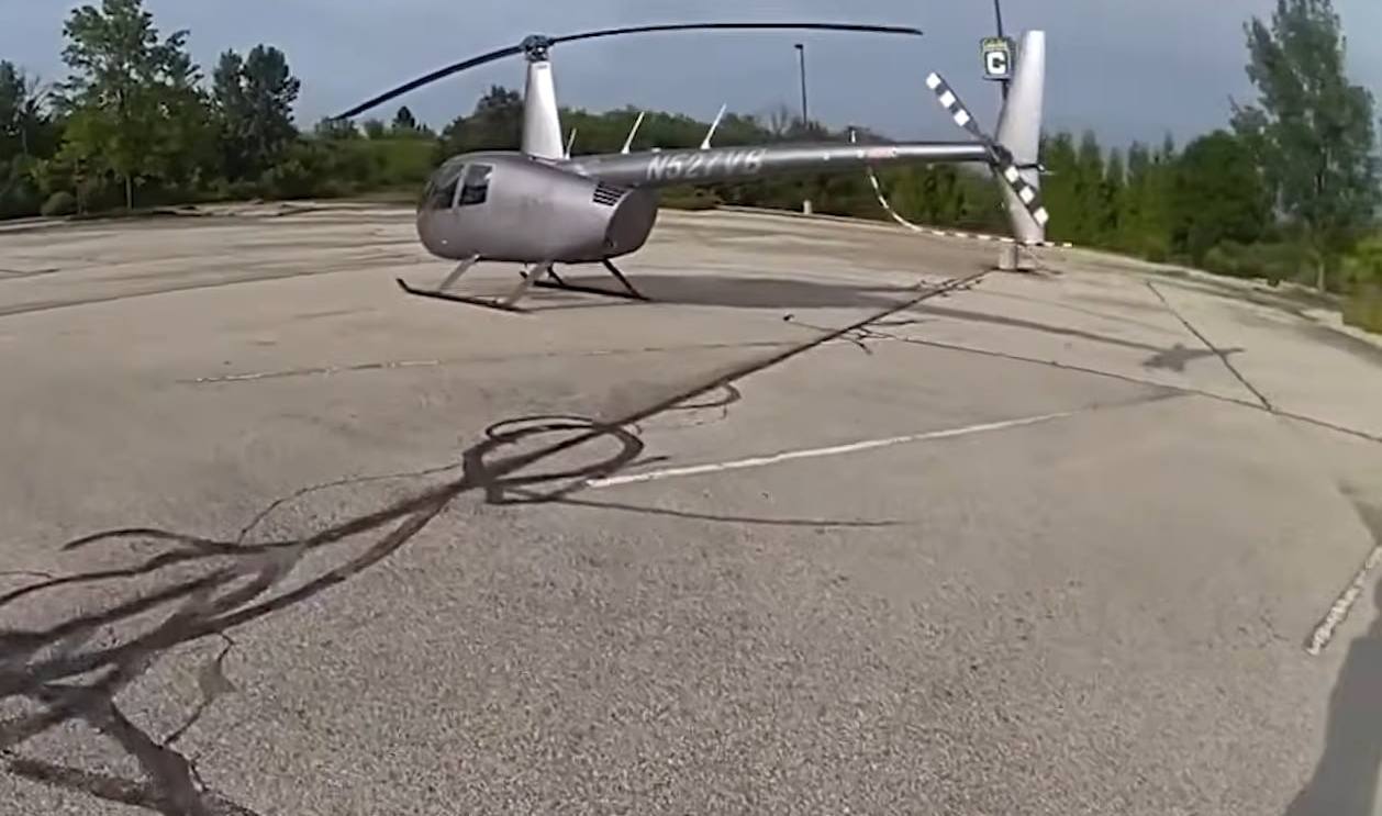 Вертолет пенсионера приземлился у охотничьего магазина