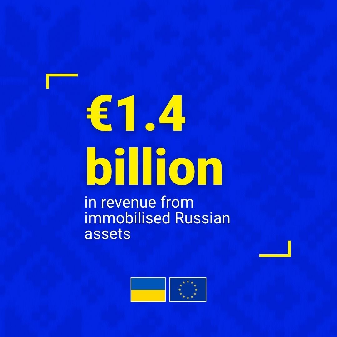 Банкноты евро и флаг Евросоюза на фоне здания Европейской комиссии