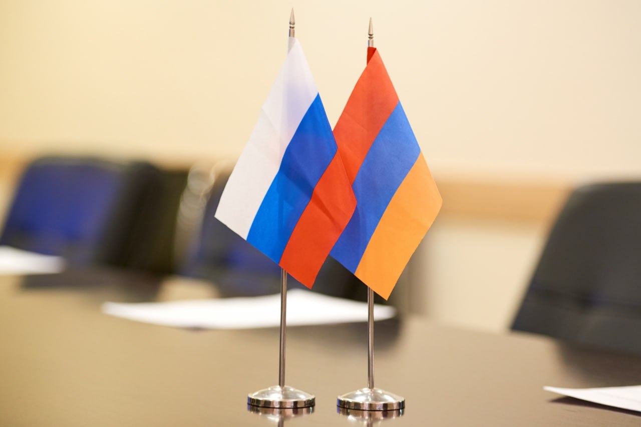 Российские туристы на фоне гор Армении