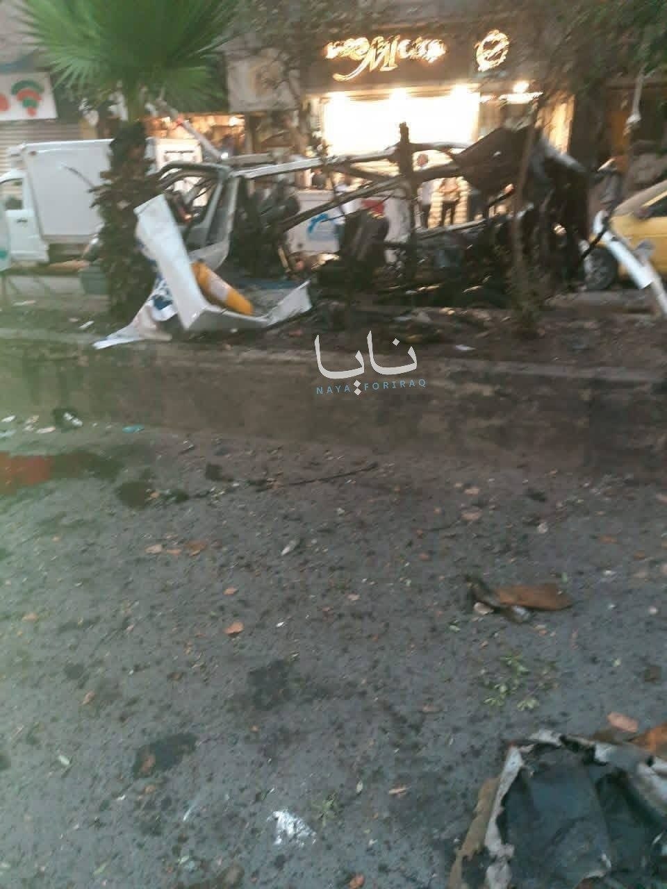 Разрушенный микроавтобус после взрыва в Дамаске