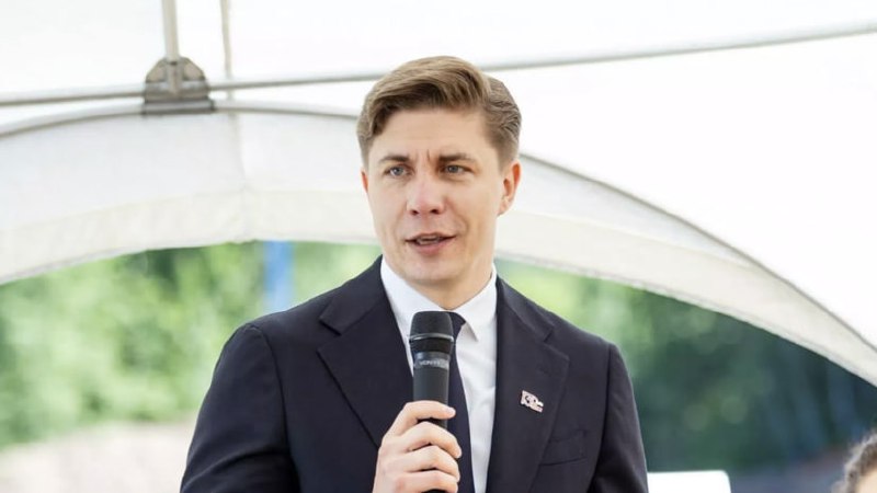Премьер Литвы на фоне государственного флага