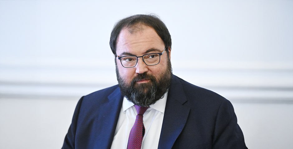 Логотип мессенджера Макс на фоне российского флага