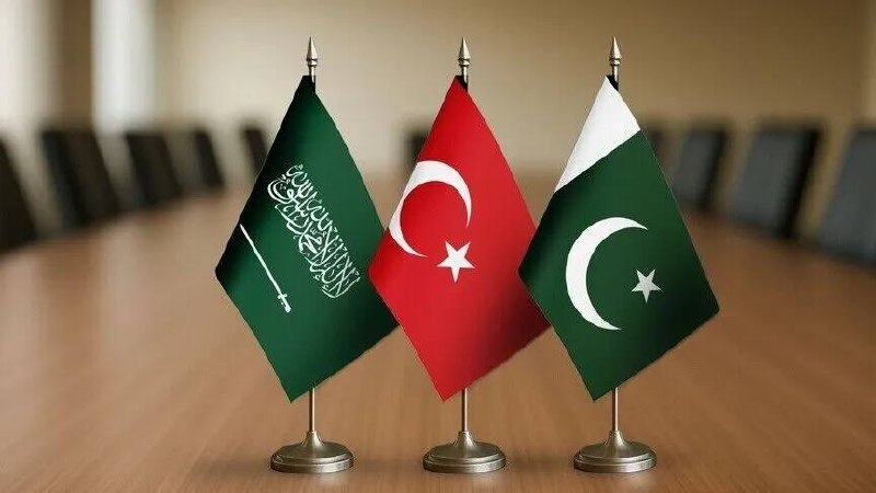 Флаги Пакистана, Турции и Саудовской Аравии на фоне карты мира