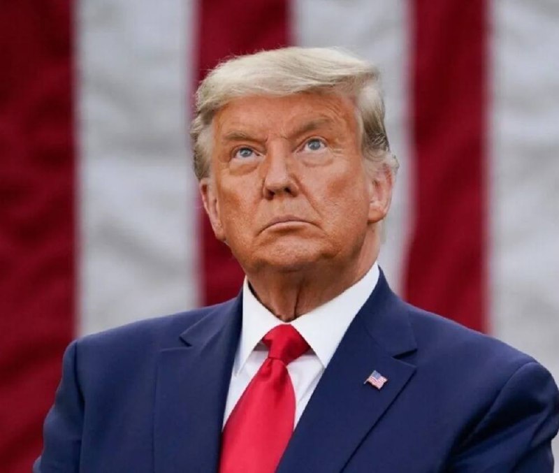 Трамп на трибуне с американским флагом
