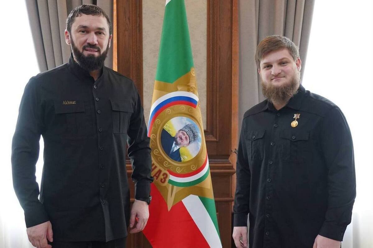 Молодой Ахмат Кадыров в парадном костюме с наградой