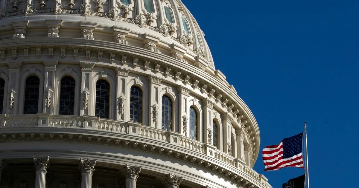 Здание Капитолия США с флагом