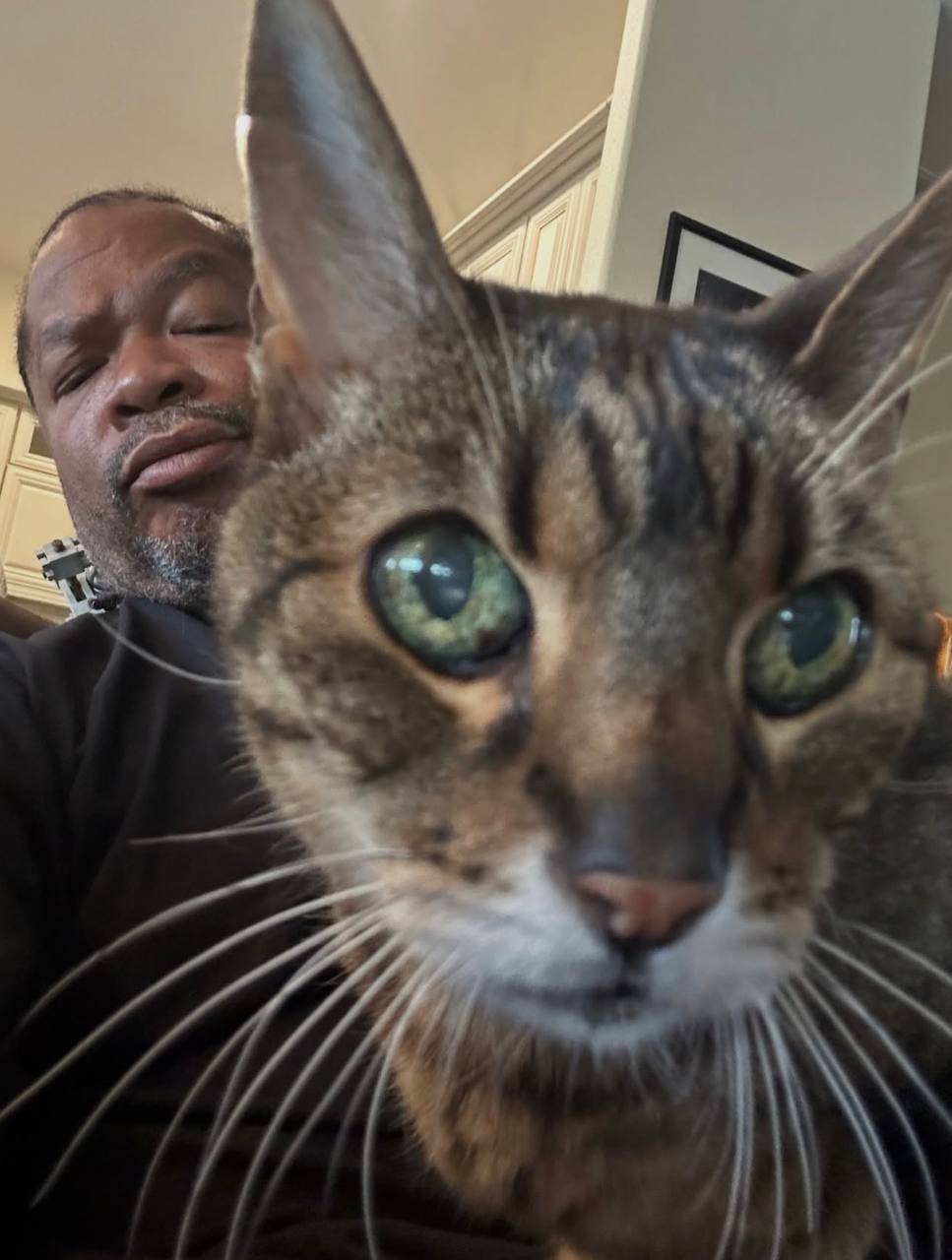 Xzibit с кошкой Тандэр на руках