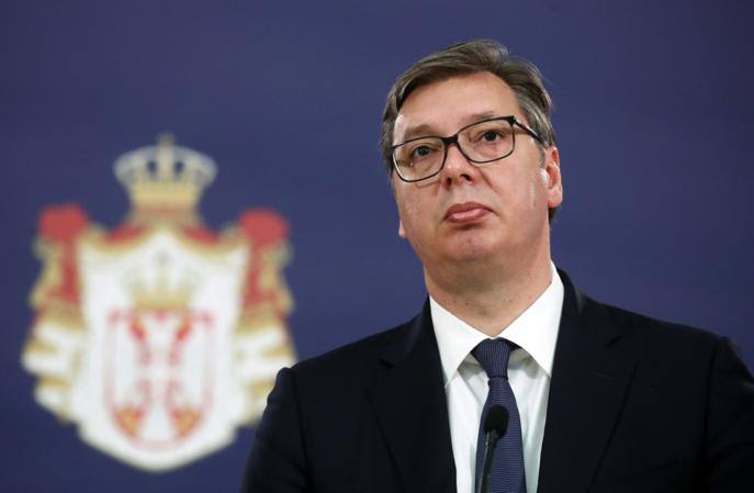 Вучич и флаги Сербии и Евросоюза