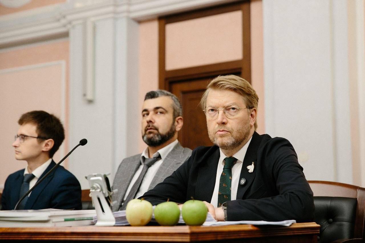 Председатель партии Яблоко Рыбаков на пресс-конференции