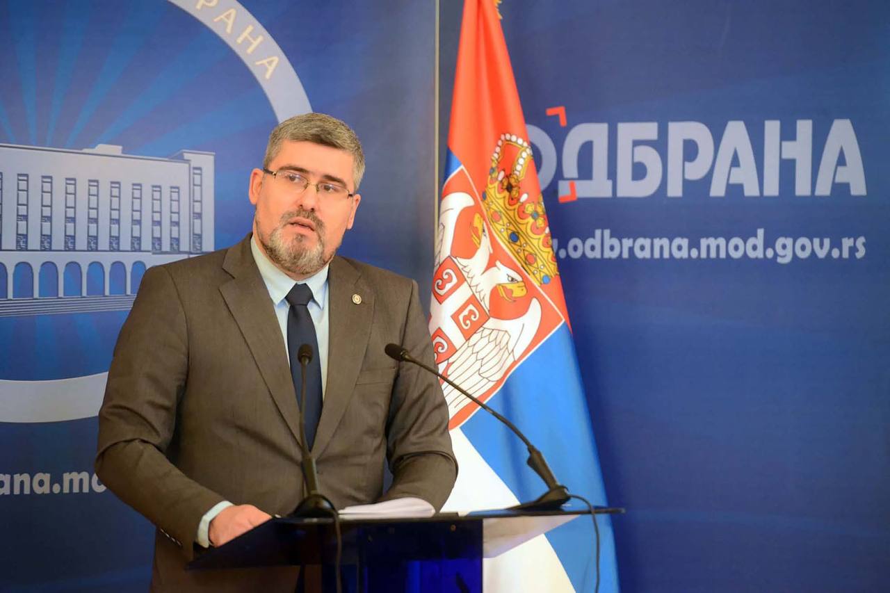 Сербия и Россия — флаги на фоне здания правительства