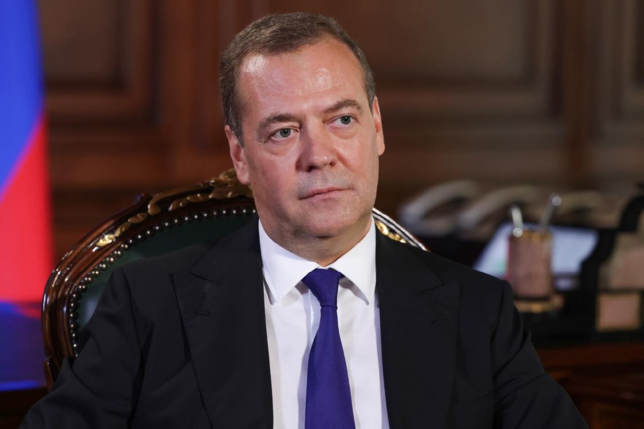 Дмитрий Медведев выступает с заявлением о СВО