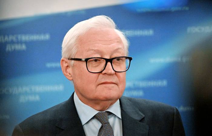 Здание МИД России с флагом