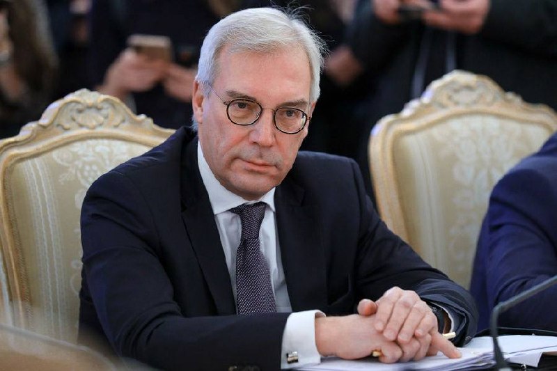 Дипломаты за столом переговоров обсуждают мораторий