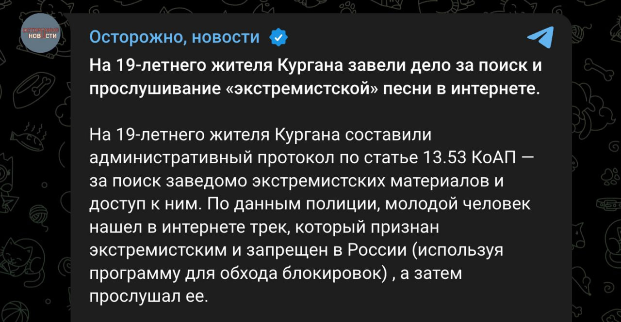 Молодой человек слушает музыку в наушниках перед ноутбуком