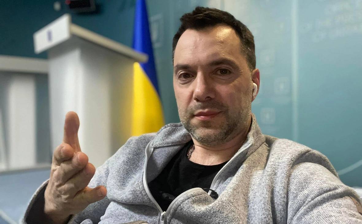 Зал судебного заседания с символикой правосудия