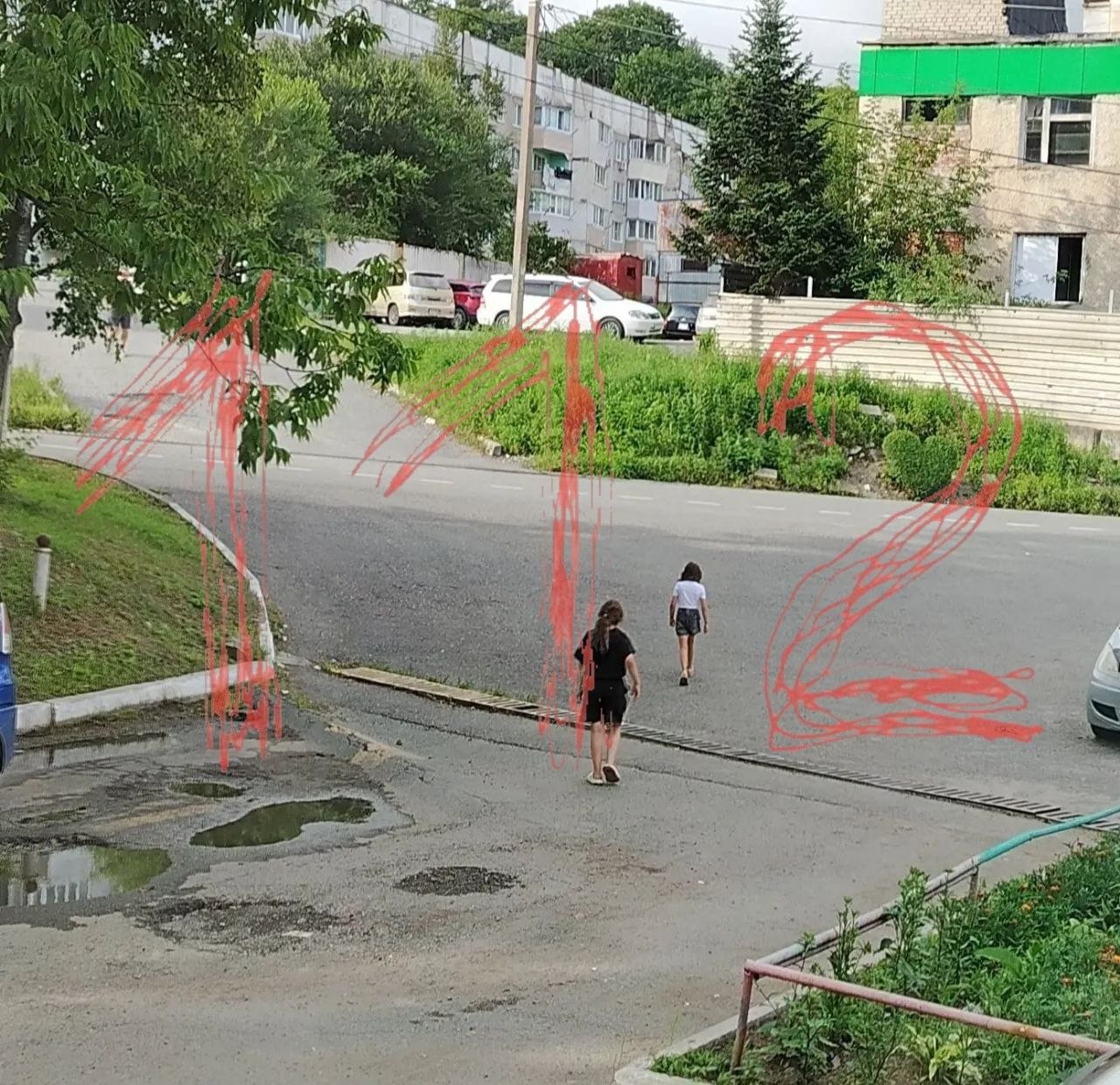 Подросток бросает камень в женщину на улице