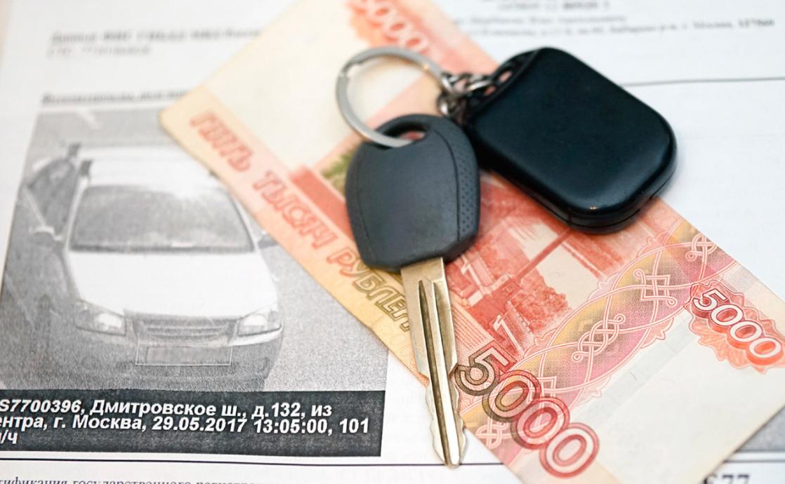 Автомобилист подает электронную жалобу на штраф через смартфон
