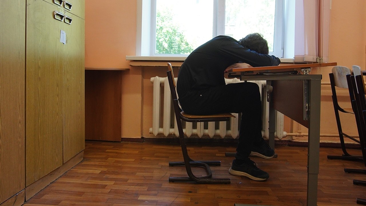 Школьники в классе слушают учителя, оценка за поведение