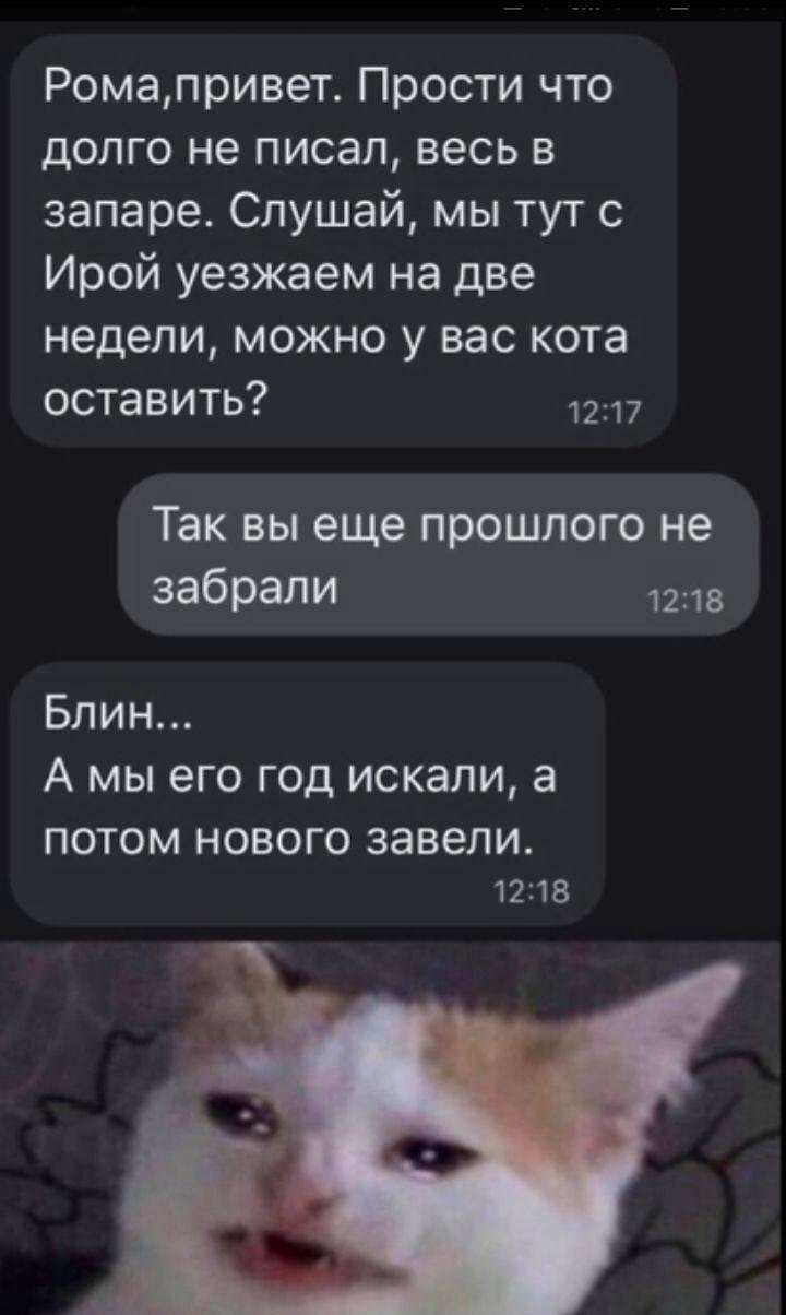 Старые детские ботиночки на деревянном столе