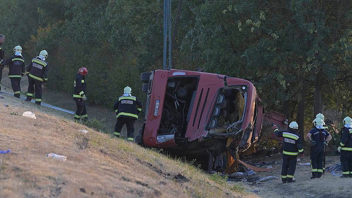 Перевернутый туристический автобус на трассе в Венгрии