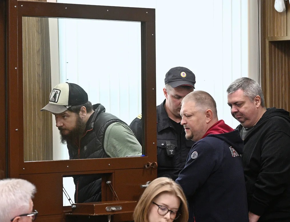 Судья в мантии с молотком на фоне зала суда