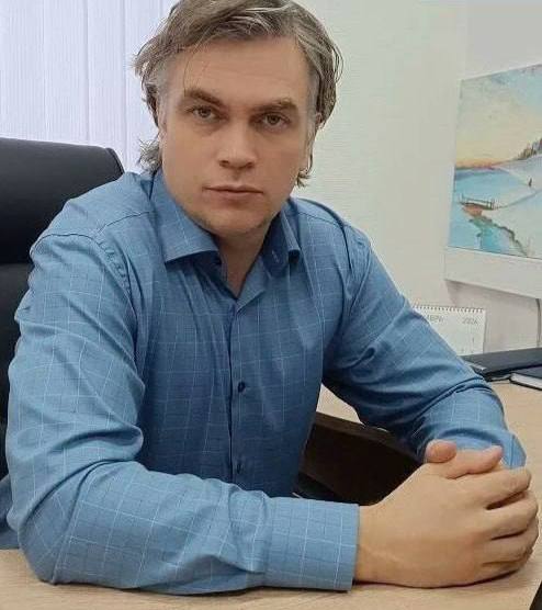 Мотоцикл столкнулся со скорой помощью на дороге