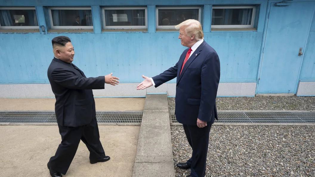 Трамп и Ким Чен Ын пожимают руки на переговорах
