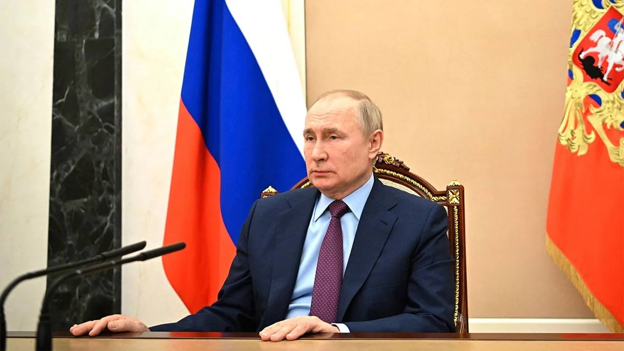 Здание Государственной Думы России на фоне флага