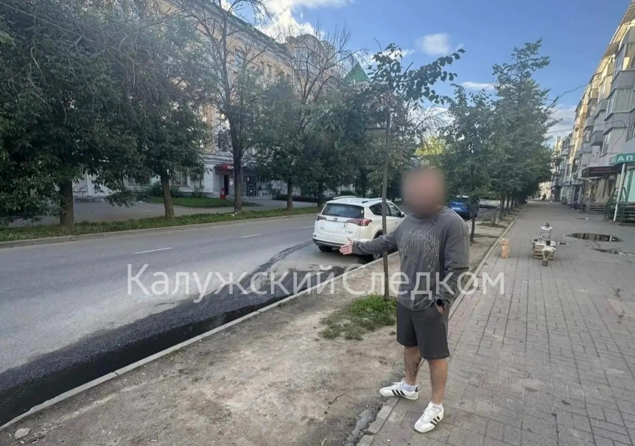 Мужчина расклеивает интимные фото на почтовом ящике