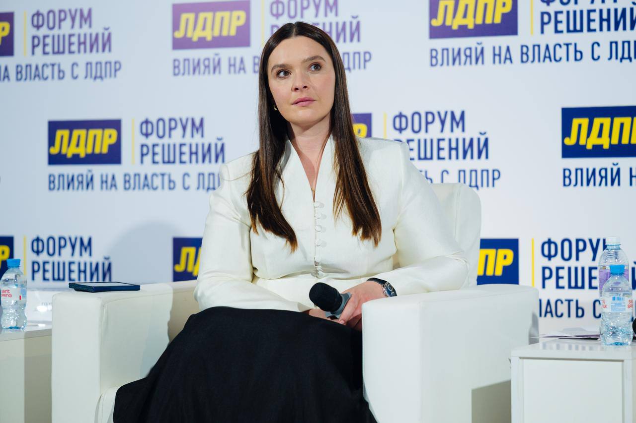 Флаконы с инсулином на аптечной полке