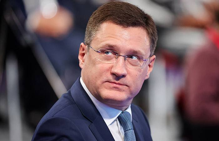 Нефтеперерабатывающий завод с трубами и установками