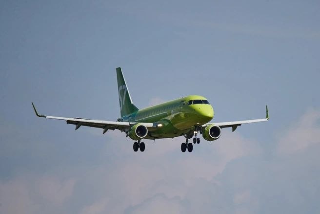 Самолет Embraer 170 на взлетной полосе аэропорта Усть-Каменогорска