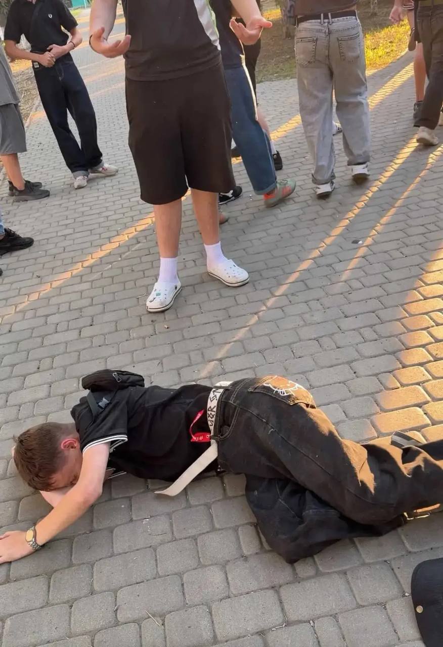 Подростки избивают парня из-за ремня