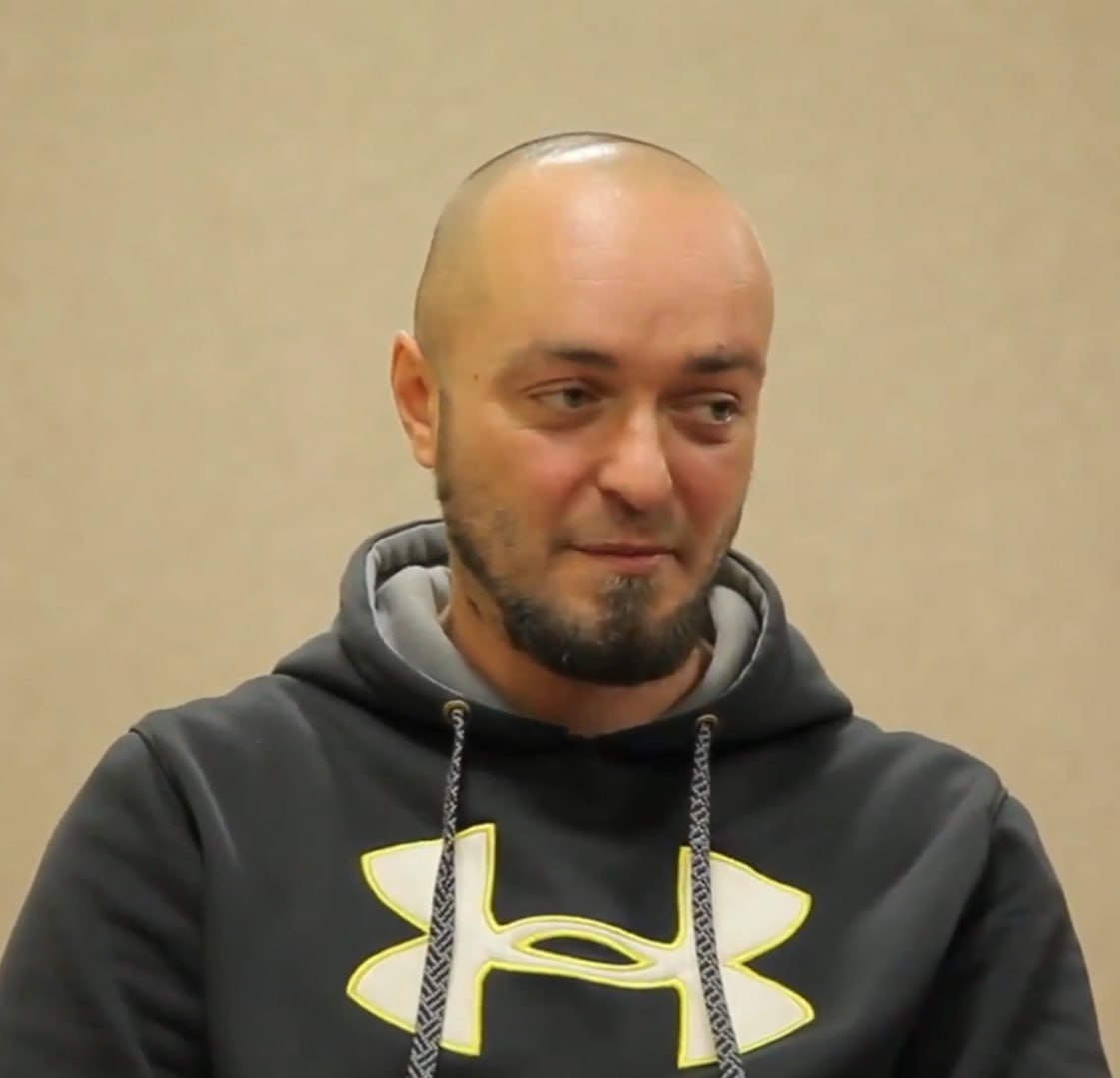 Бас-гитарист Дмитрий Оганян на сцене