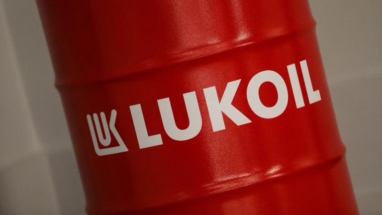 Логотип ЛУКОЙЛ на фоне нефтеперерабатывающего завода