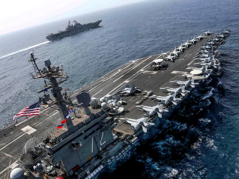 Авианосец США в море во время учений