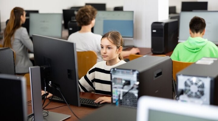Школьники на уроке изучают искусственный интеллект